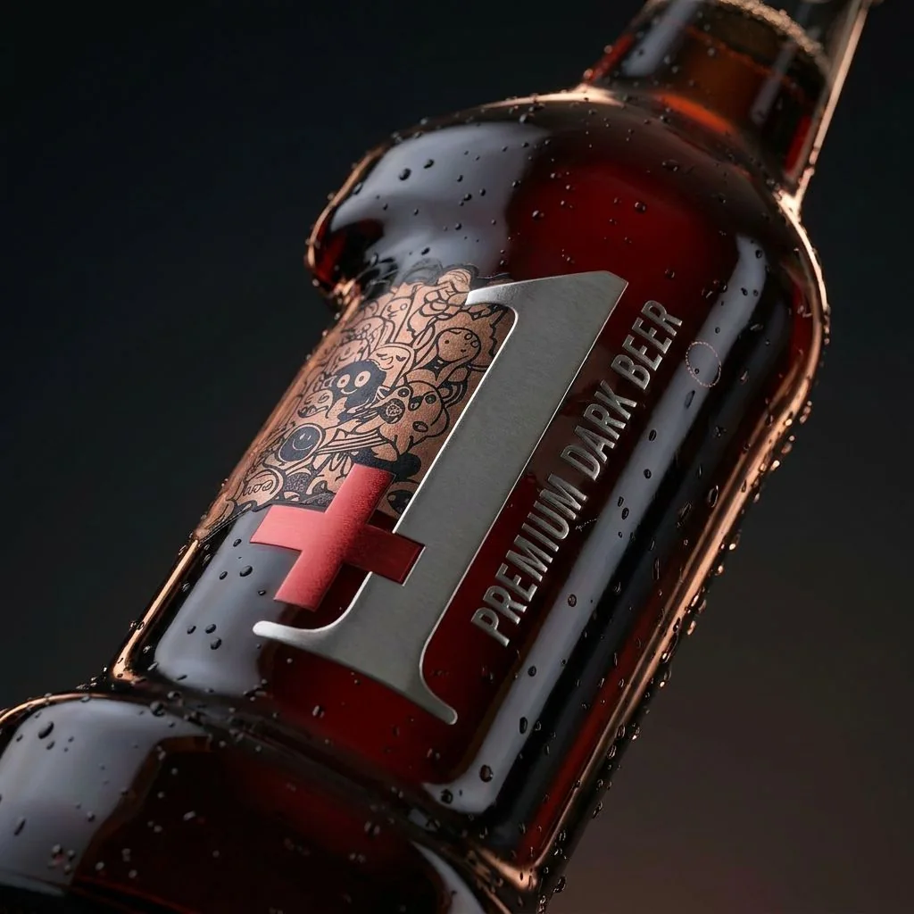 +1 bière premium dark beer packaging — Label impact