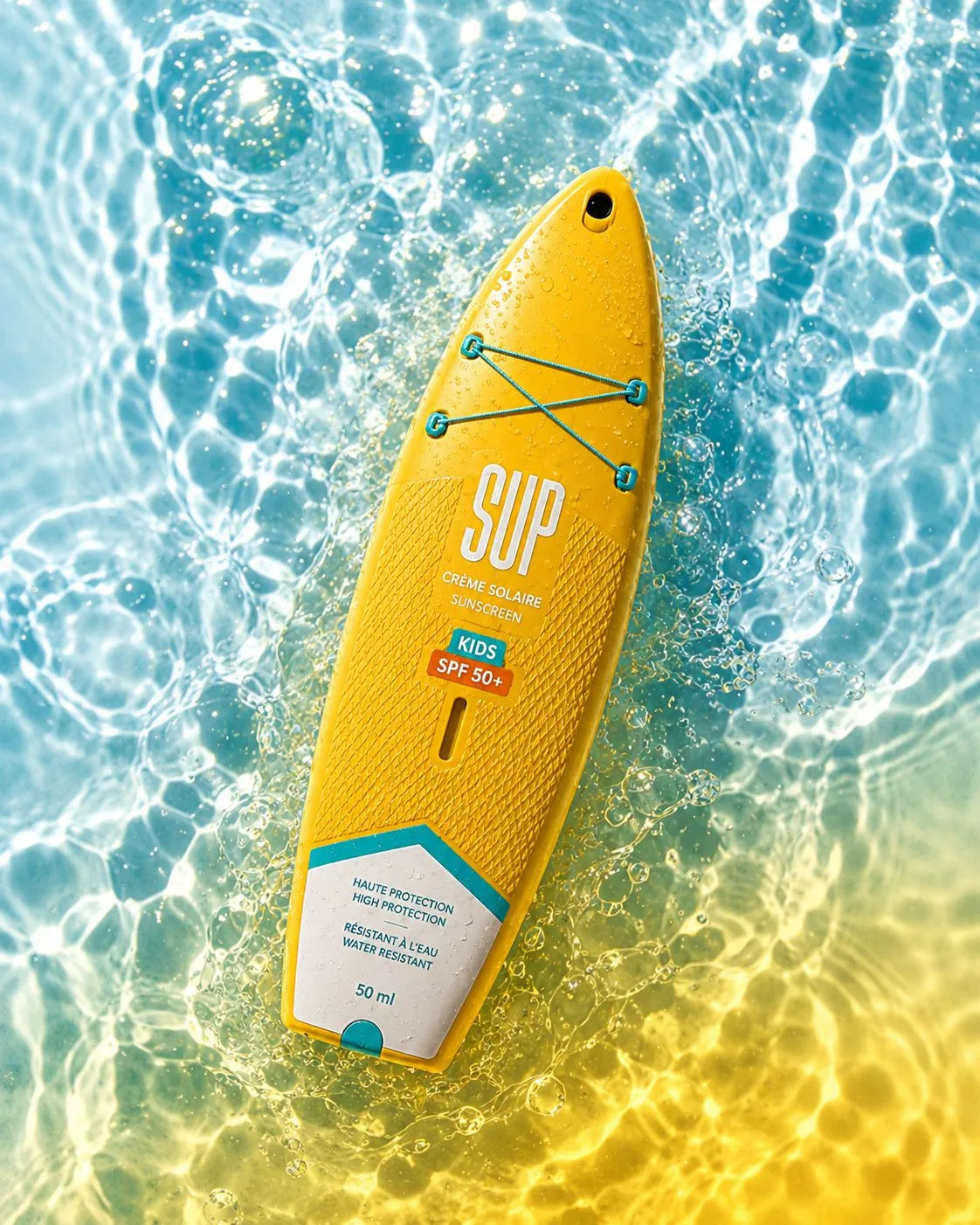 SUP Sunscreen Kids SPF 50+ — packaging jaune dans l’eau